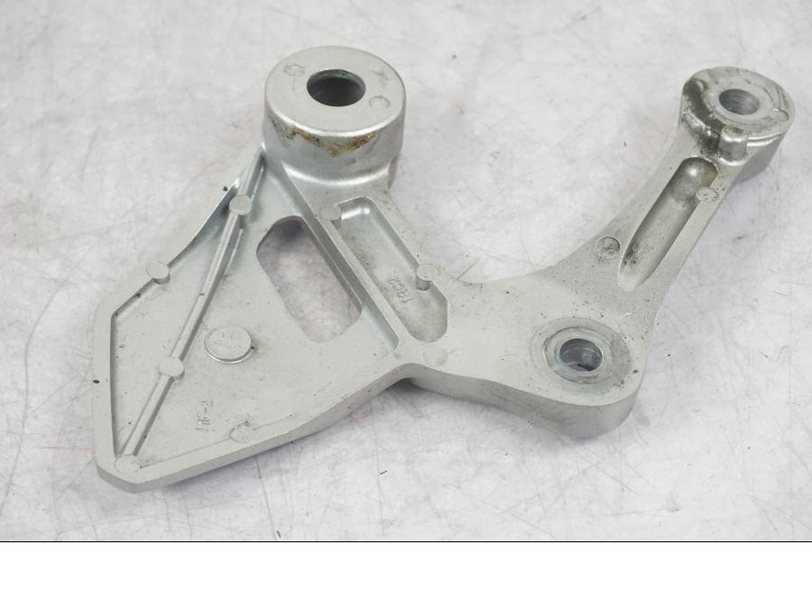 Snett uppifrån på Fotpinnefäste från en Yamaha MT-09 -2016 motorcykel.