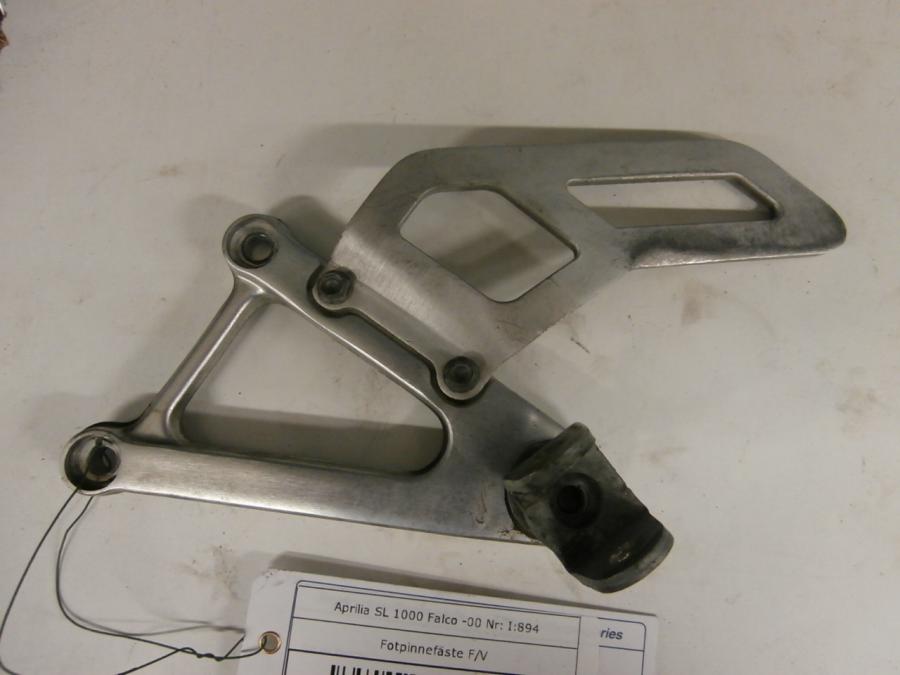 Framsidan på Fotpinnefäste från en Aprilia SL 1000 Falco -2000 motorcykel.
