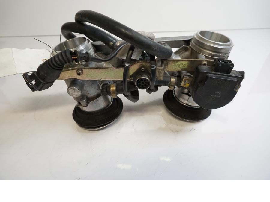 Snett uppifrån på Spjällhus från en Ducati 748 -1999 motorcykel.