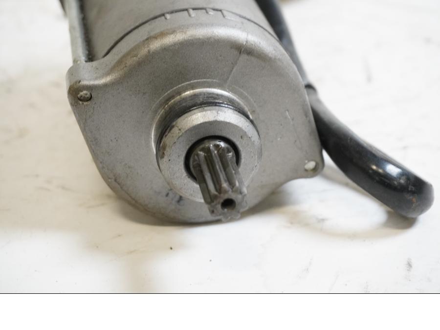 Baksidan på Startmotor från en Honda CB 1300 F -2004 motorcykel.