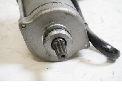 Baksidan på Startmotor från en Honda CB 1300 F -2004 motorcykel.