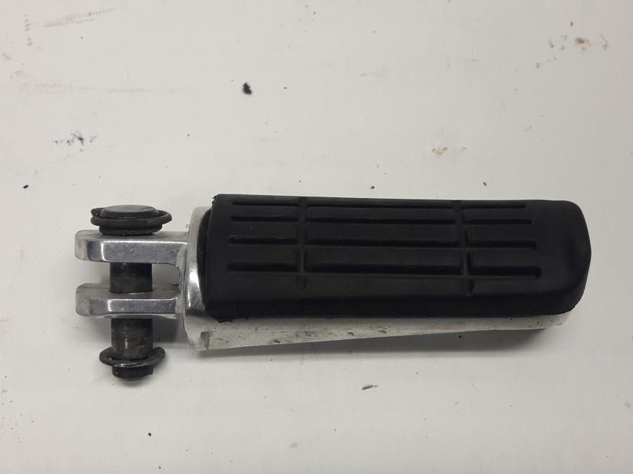 Framsidan på Fotpinne från en Triumph Tiger -1999 motorcykel.