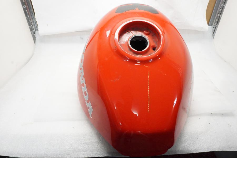 Vänster sida på Bensintank från en Honda VFR 750 -1990 motorcykel.