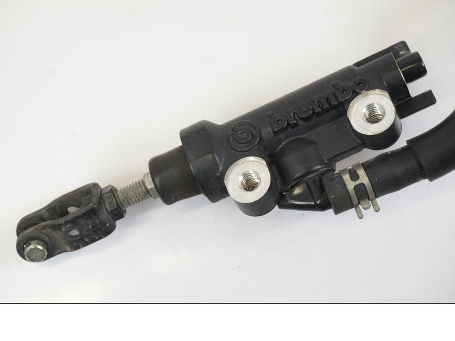 Baksidan på Bromshuvudcylinder från en Yamaha MT-07 -2016 motorcykel.