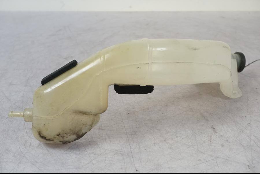 Baksidan på Vattenexpansionskärl från en Suzuki GSX 1300 RX -1999 motorcykel.