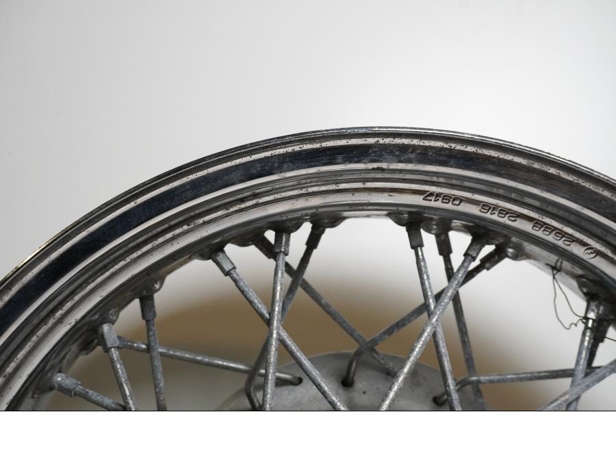 Snett uppifrån på Fälg från en Yamaha XVS 1100 -2001 motorcykel.