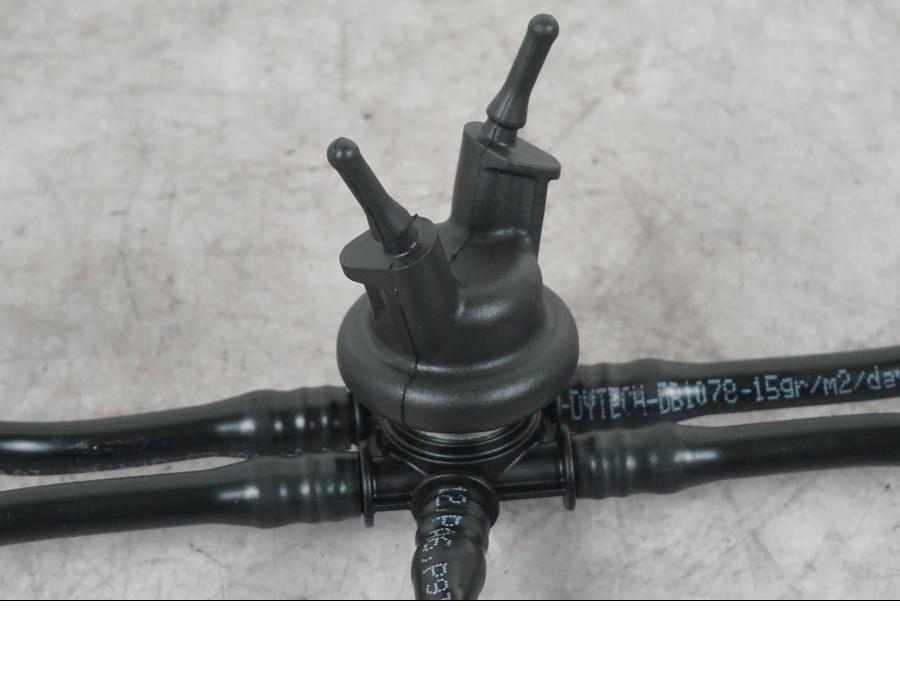 Baksidan på Fuel Rail från en Ducati Multistrada V4 -2024 motorcykel.