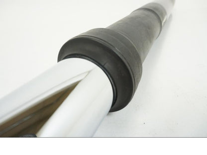 Snett nerifrån på Gaffelben från en Yamaha YZF 1000 R1 -2002 motorcykel.