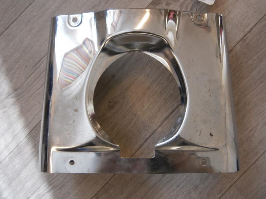 Framsidan på Gaffelkrom från en Suzuki VL 1500 -2002 motorcykel.