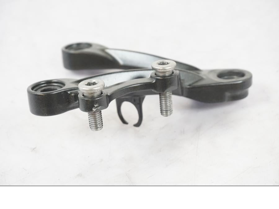 Snett uppifrån på Fotpinnefäste inre från en Kawasaki ZX-6R -2011 motorcykel.