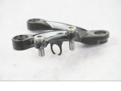 Snett uppifrån på Fotpinnefäste inre från en Kawasaki ZX-6R -2011 motorcykel.