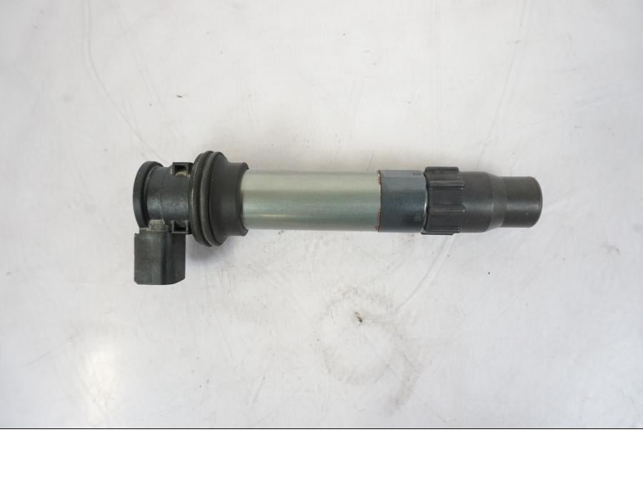 Vänster sida på Tändspole från en Honda VFR 1200 -2010 motorcykel.