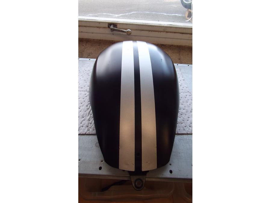 Baksidan på Bensintankskåpa från en H-D V-ROD Night Rod Special VRSCDX -2010 motorcykel.