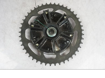 Snett nerifrån på Drevfäste från en Yamaha MT-09 -2016 motorcykel.