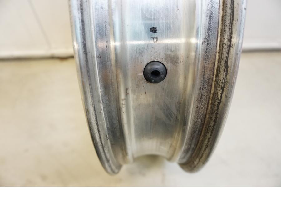 Extrabild2 på Fälg från en Kawasaki ZZR 1100 -1994 motorcykel.