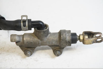 Baksidan på Bromshuvudcylinder från en Kawasaki ZX-7R -1997 motorcykel.