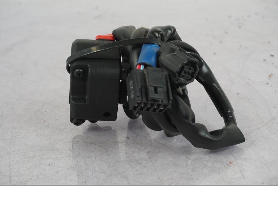 Vänster sida på Styrelreglage från en Yamaha MT-09 SP -2018 motorcykel.