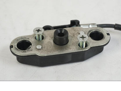 Vänster sida på Sadellåsmekanism från en Suzuki VZR 1800 -2009 motorcykel.