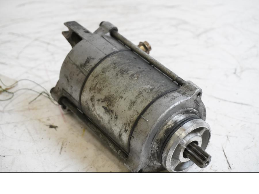 Framsidan på Startmotor från en Honda VFR 800 -1988 motorcykel.