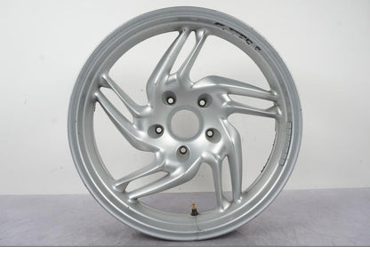 Framsidan på Fälg från en BMW R 1200 GS -2005 motorcykel.