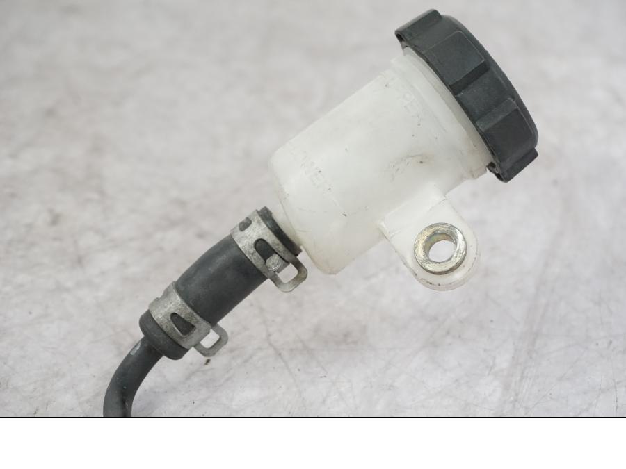 Snett uppifrån på Bromsvätskebehållare från en Buell 1125 R -2008 motorcykel.