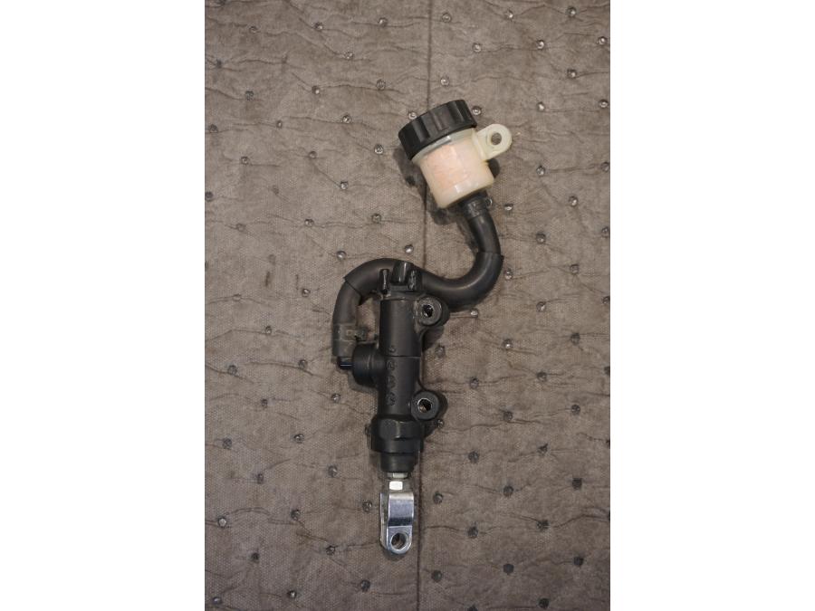 Framsidan på Bromshuvudcylinder från en Kawasaki ZX-10R -2008 motorcykel.