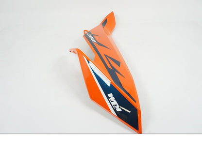 Baksidan på Bensintankskåpa från en KTM 390 Duke -2022 motorcykel.