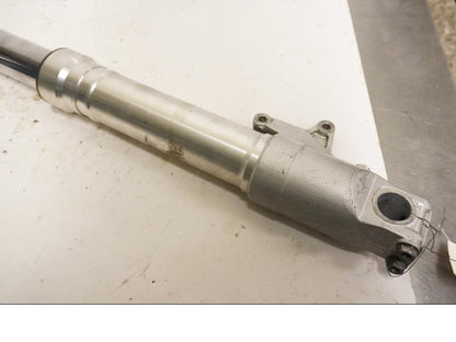 Vänster sida på Gaffelben från en Honda CBR 900 RR -1999 motorcykel.