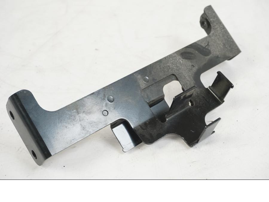 Höger sida på Relähållare från en Suzuki VZR 1800 -2009 motorcykel.