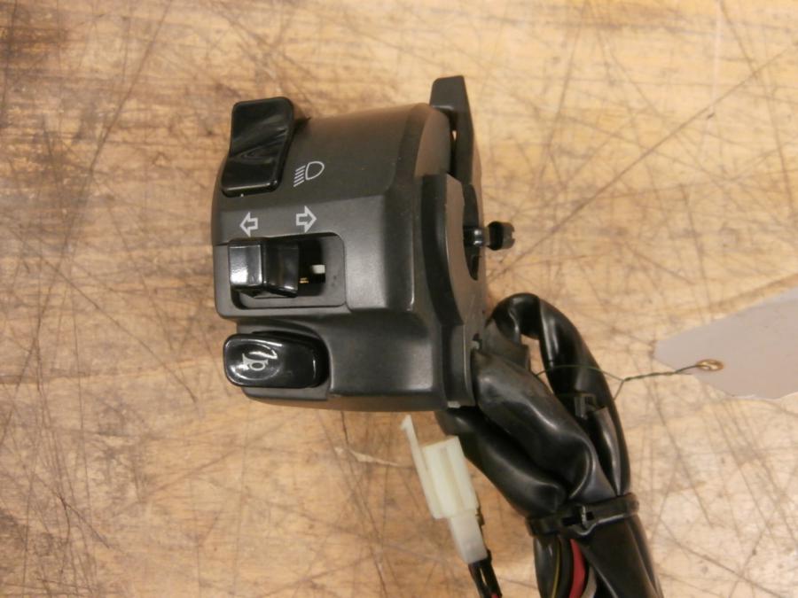 Framsidan på Styrelreglage från en Kawasaki Z 1000 -2003 motorcykel.