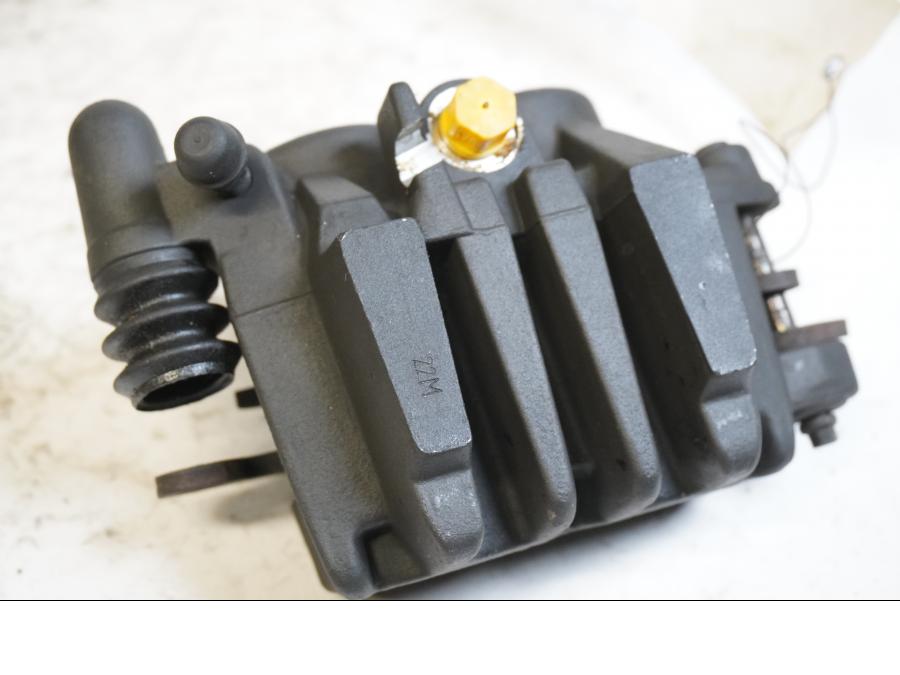 Baksidan på Bromsok från en Suzuki VZ 800 -2002 motorcykel.