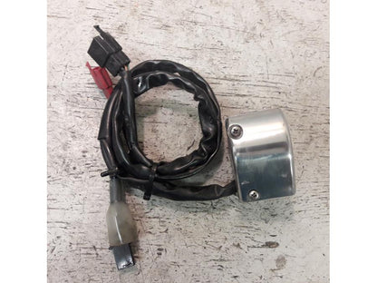 Baksidan på Styrelreglage från en Suzuki VZ 1600 -2005 motorcykel.