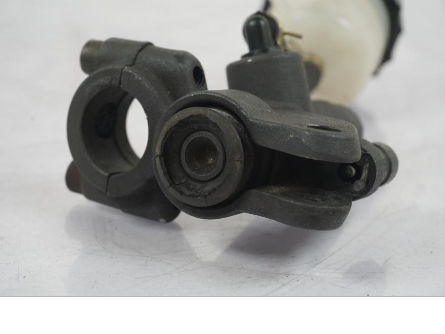 Snett nerifrån på Bromshuvudcylinder från en Aprilia RS 125 -2000 motorcykel.