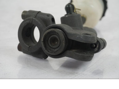 Snett nerifrån på Bromshuvudcylinder från en Aprilia RS 125 -2000 motorcykel.