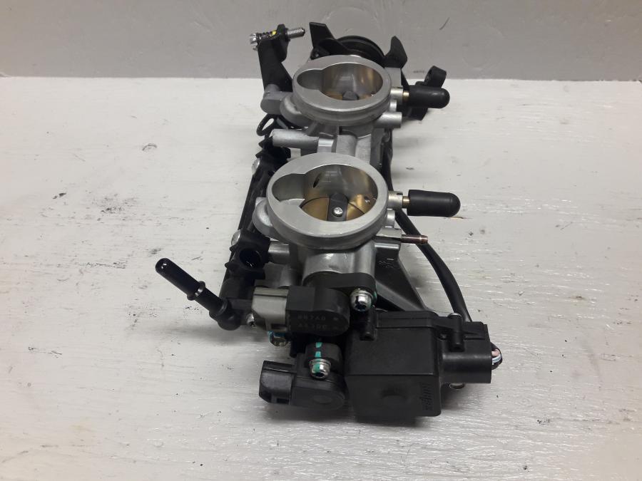 Höger sida på Spjällhus från en Kawasaki ER-6N -2015 motorcykel.