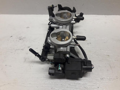 Höger sida på Spjällhus från en Kawasaki ER-6N -2015 motorcykel.