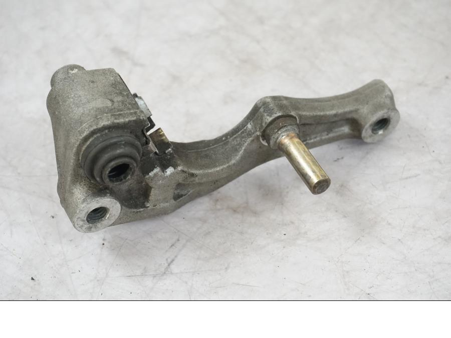 Framsidan på Bromsoksfäste från en Honda XRV 750 -1993 motorcykel.