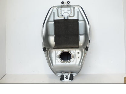 Extrabild1 på Bensintank från en Honda CBR 900 RR -2001 motorcykel.