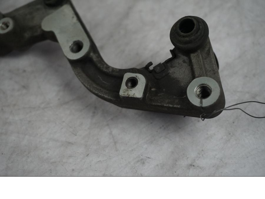 Snett nerifrån på Bromsoksfäste från en Honda VFR 1200 -2012 motorcykel.