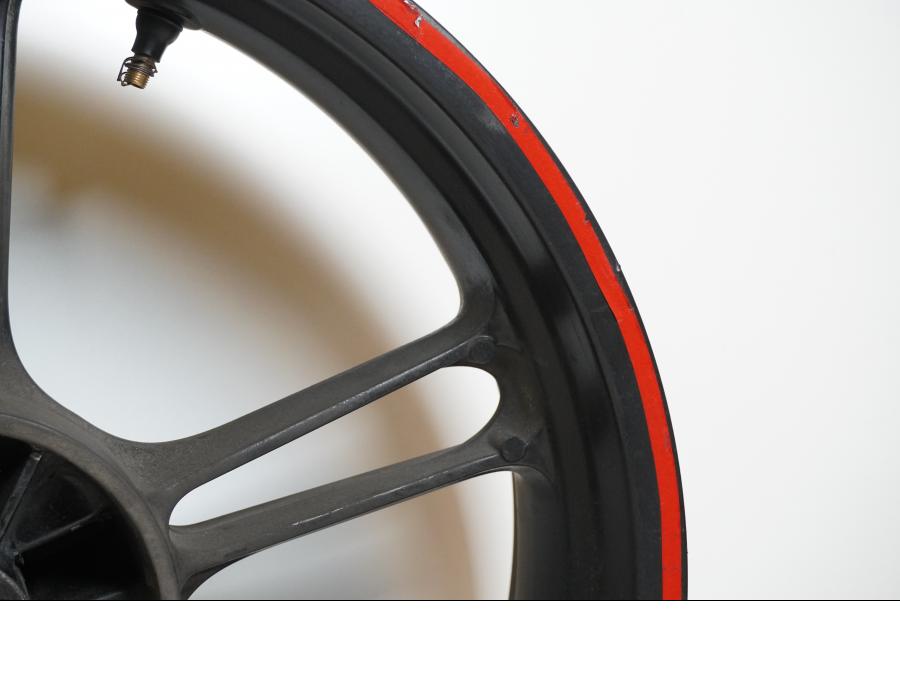 Vänster sida på Fälg från en Yamaha YZF-R 125 -2009 motorcykel.