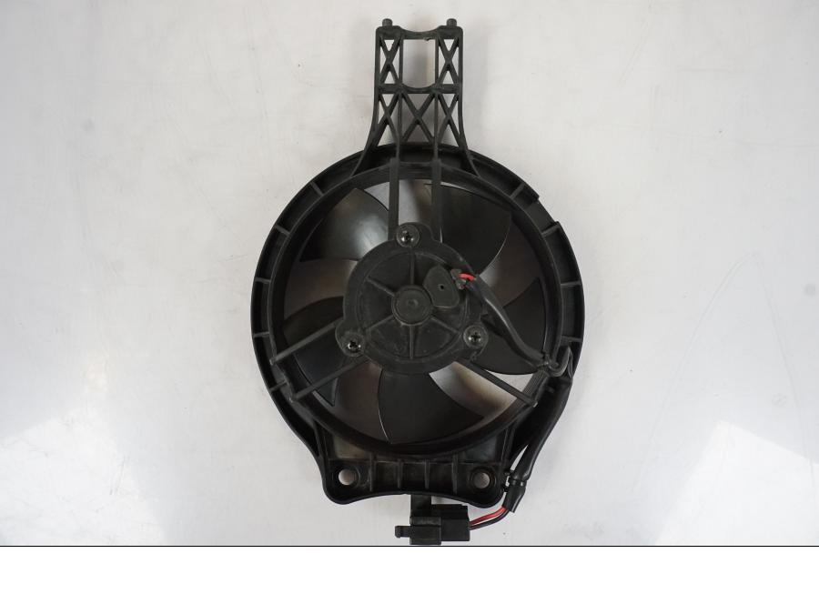 Höger sida på Vattenkylfläkt från en KTM 790 Duke -2019 motorcykel.