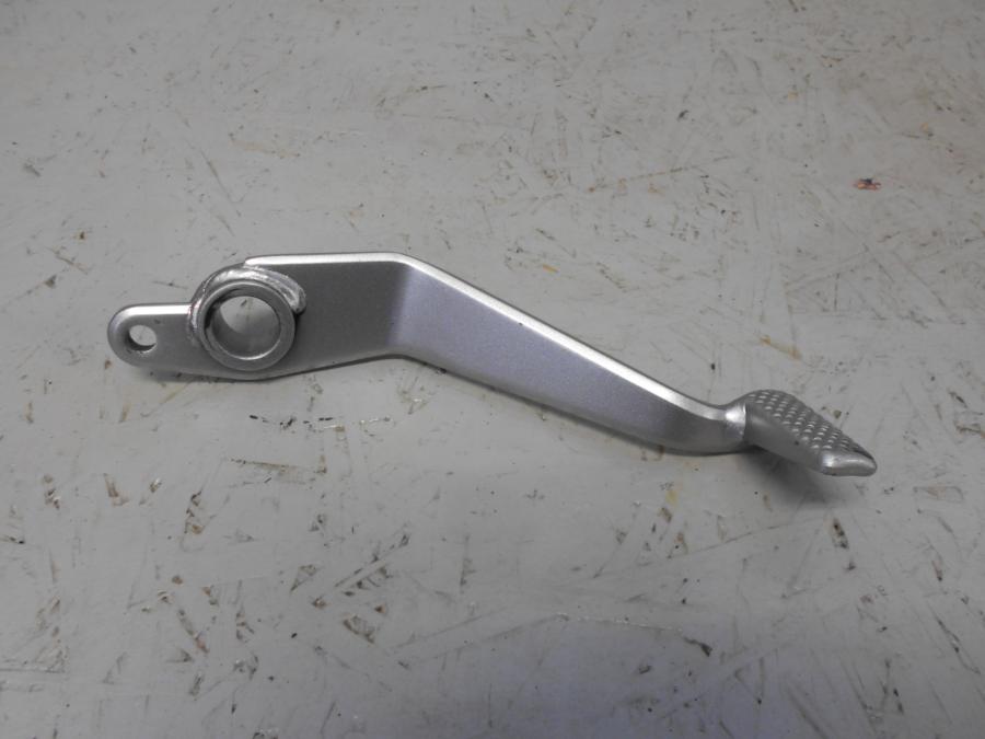 Framsidan på Bromspedal från en Kawasaki Z 800 -2013 motorcykel.