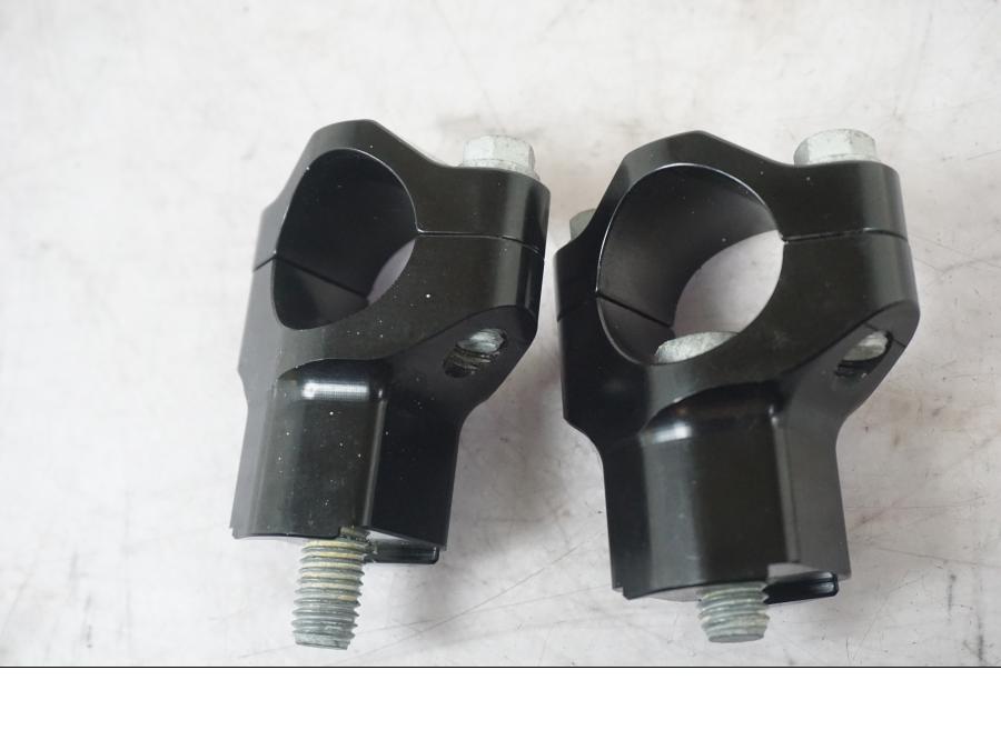 Baksidan på Styrfäste från en KTM 1290 Super Adventure S -2022 motorcykel.