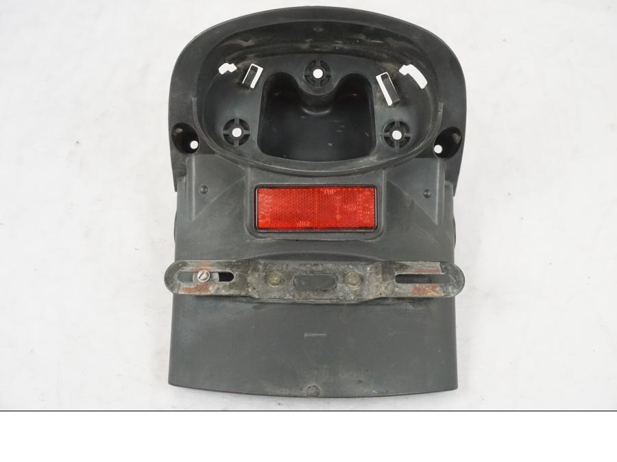 Framsidan på Skylthållare från en Yamaha XVS 1100 -2000 motorcykel.