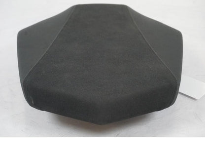 Vänster sida på Sadel från en KTM 1290 Super Duke R EVO -2023 motorcykel.