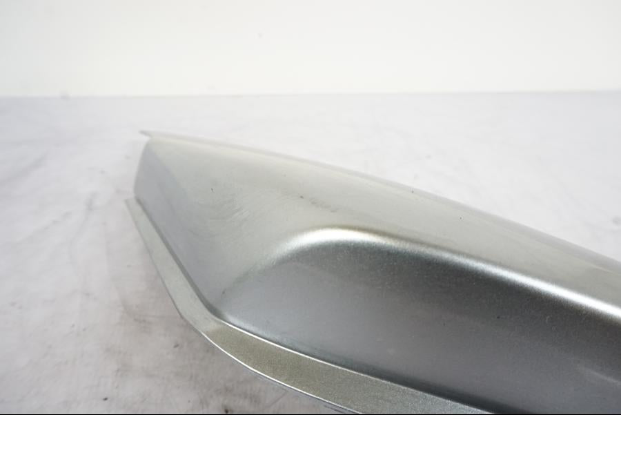 Vänster sida på Bakvinge från en Honda VFR 1200 -2010 motorcykel.