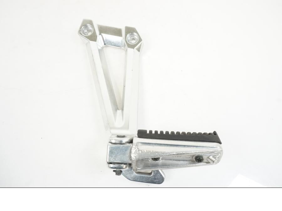 Framsidan på Fotpinnefäste från en Yamaha XJR 1300 -2007 motorcykel.