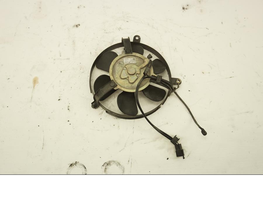 Framsidan på Vattenkylfläkt från en Honda ST 1100 -1999 motorcykel.