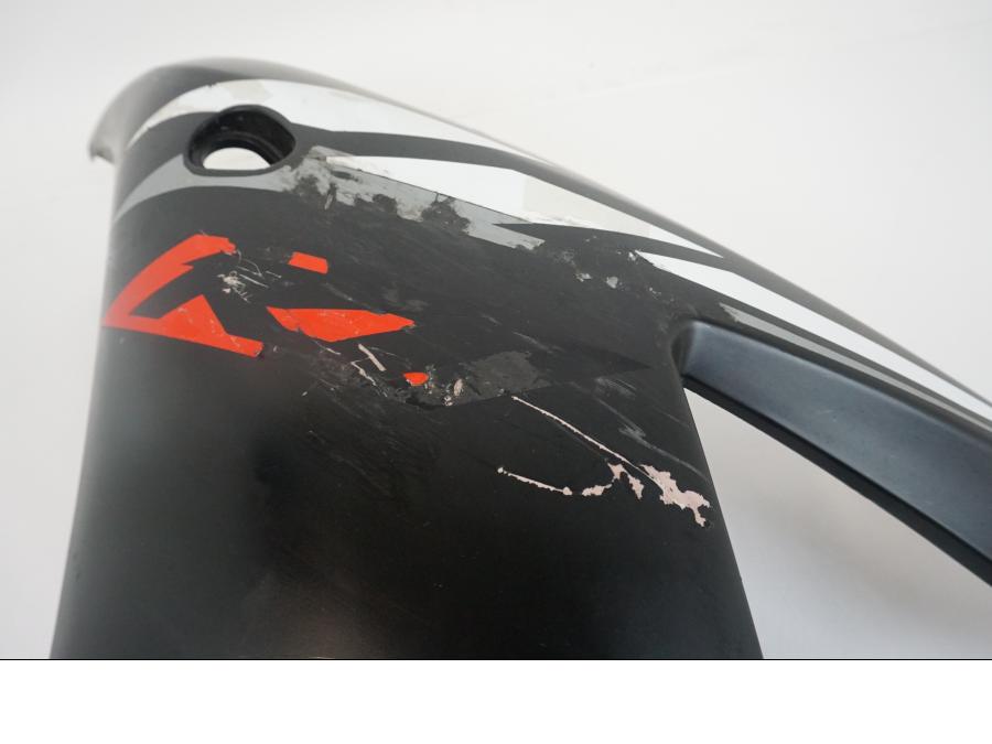 Baksidan på Sidkåpa från en Yamaha YZF 1000 R1 -2002 motorcykel.