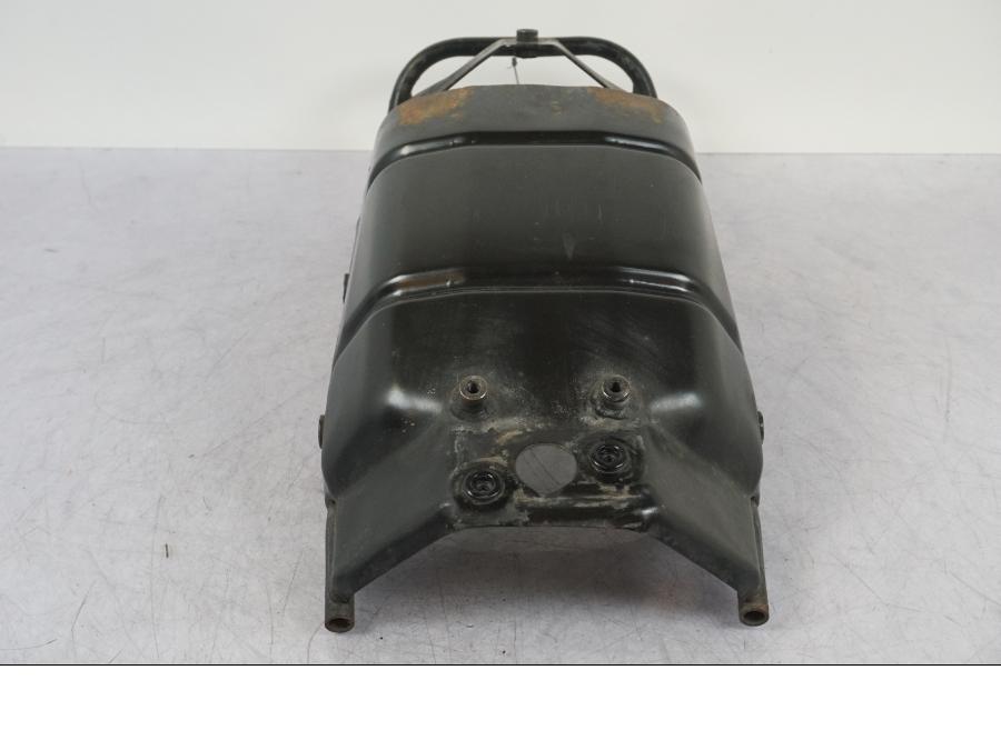 Snett nerifrån på Bakskärmstag från en Suzuki VZ 800 -2000 motorcykel.